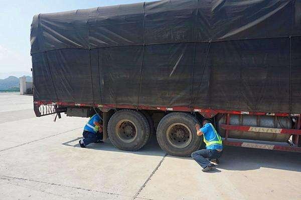 百吨货车高速过磅减少40吨!"减载"神器,减重"机关"暗藏车底