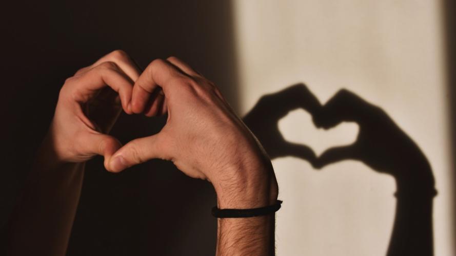 > 真人手势比心图片(9/12)