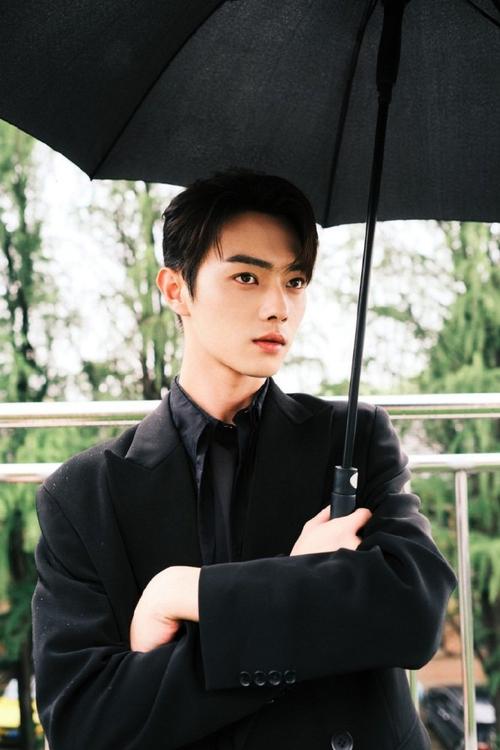 作为90后新生代男演员,许凯凭借俊朗精致的外形以及精湛细腻的演技