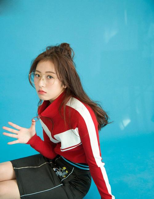 简介:周雨彤百变风格时尚写真高清图片,分享一组周雨彤图片给大家,图