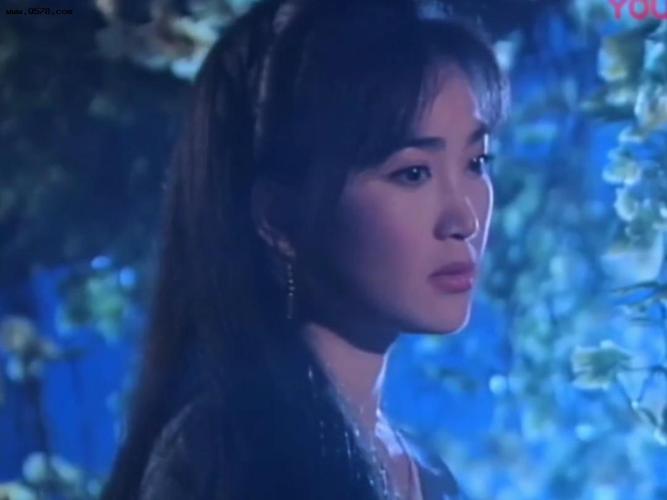 圆月弯刀里温碧霞饰演的秦可情,和原著的秦可情差别有