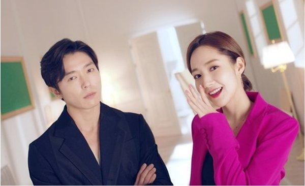 朴敏英-金材昱《她的私生活》剧照公开 俊男美女配一脸