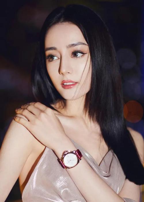 看美人胚子迪丽热巴的两组性感照即可明白服装搭配的要义
