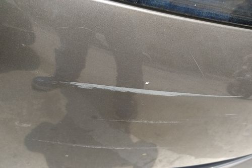               伤痕较浅,未露底漆