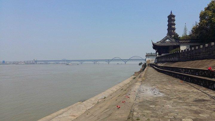 江大堤,向着锁江楼,长江大桥方向漫步而去,风景还是不错的,尤其是这个