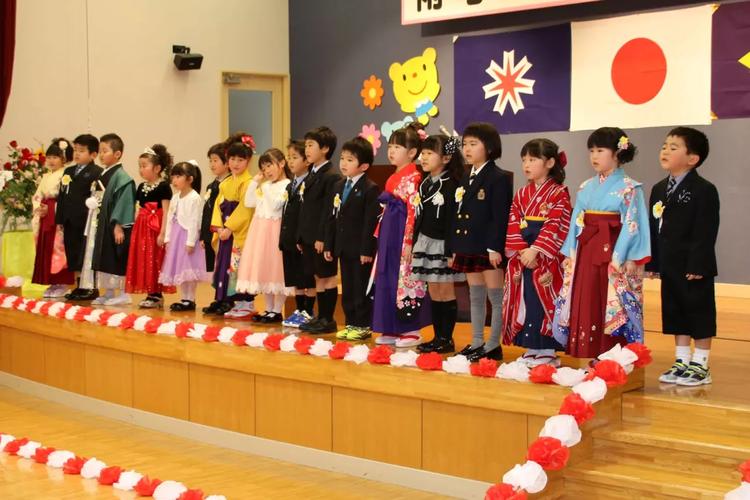 日本幼儿园的毕业典礼,没有孩子的华丽表演,每位家长却流泪不止
