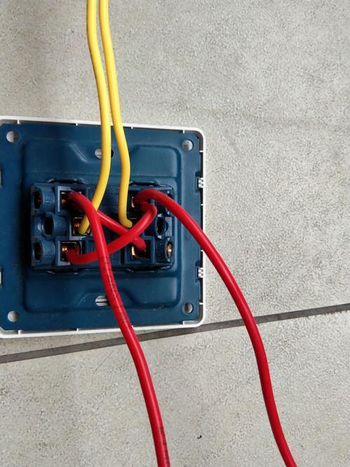 一个灯两个开关电路图灯和开关的接法图