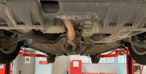 而速度越快,底盘就越整,或许是因为八代雅阁的底盘采用得是前双横臂