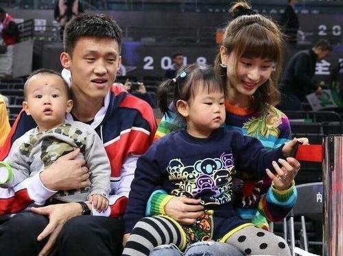 周鹏娇妻刘美携一双儿女观赛,女儿长得像周鹏,28岁刘美很漂亮