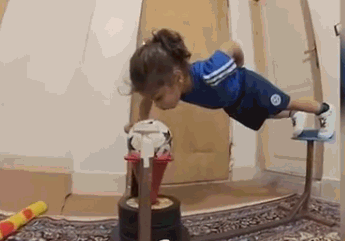 gif-3岁幼童徒手爬墙飞檐走壁 单手做俯卧撑