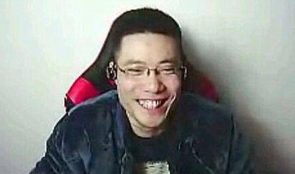 如今大司马算是知耻后勇吧,直播非常用心,他自己也甘愿当上一个下饭