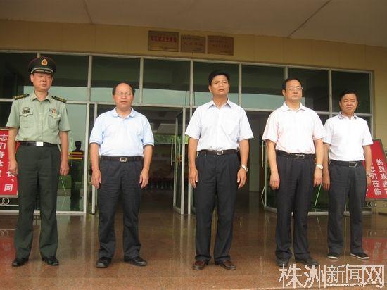"八一"临近 姜玉泉一行走访慰问部队官兵/图