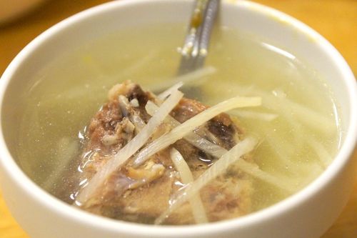 汤里面笋丝的份量很够,还可以舀到整块排骨