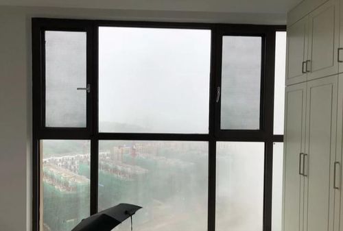 窗户分为推拉窗和平开窗两种款式,推拉就是俗称的滑窗,有左右滑和