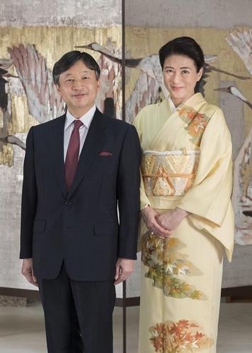 德仁天皇即位礼上撒狗粮,回头深情望着雅子,两人感情让人羡慕!