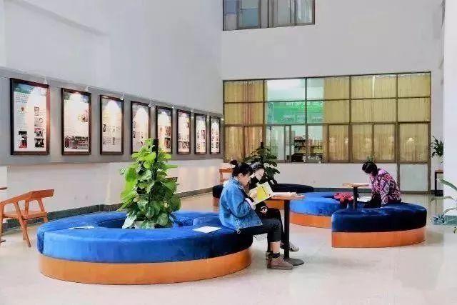 景德镇陶瓷大学图书馆始建于1958年,1976年景德镇陶瓷大学复校,院