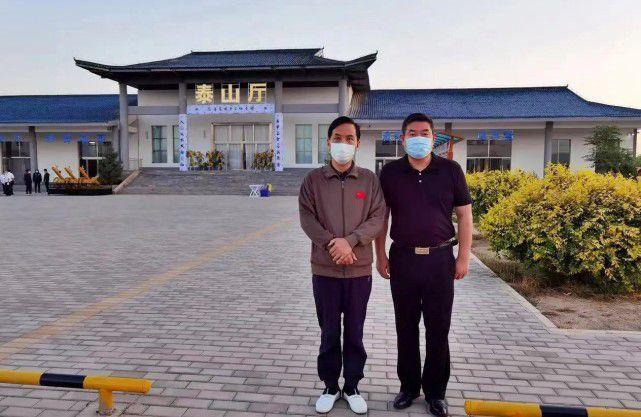 于月仙丧礼结束,本山传媒高层刘双平现场合影留念,引网友质疑