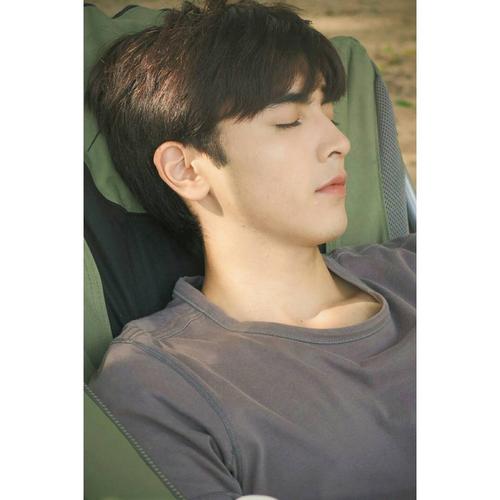 经典的侧脸睡颜照