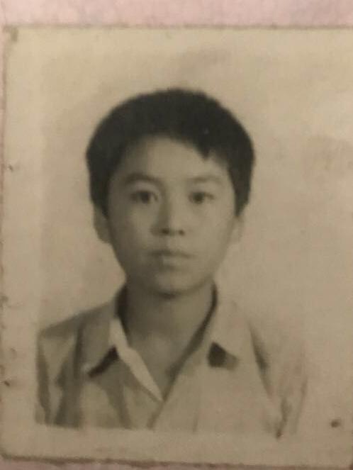 爸爸的证件照,黑白的.