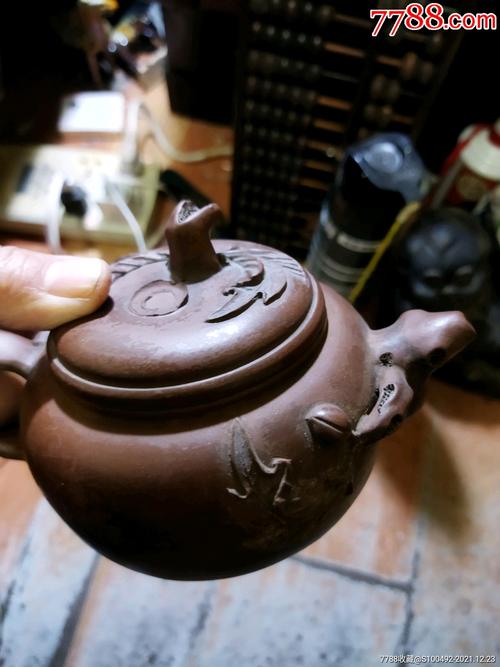范泉大制桃叶桃枝立体图案的紫砂壶