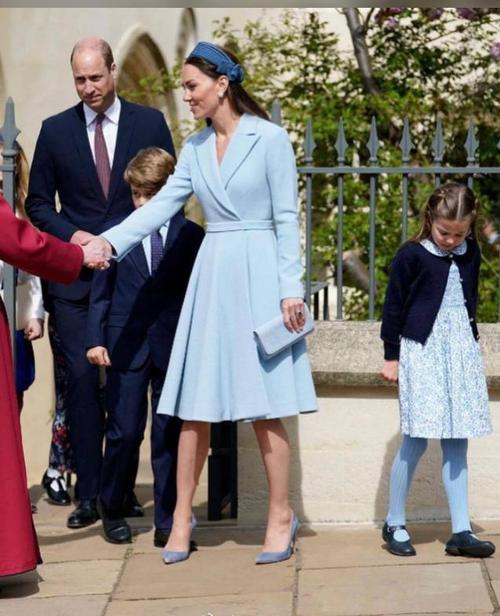 凯特王妃真懂时尚蓝色西装裙优雅大气公主王子穿同款略显紧张