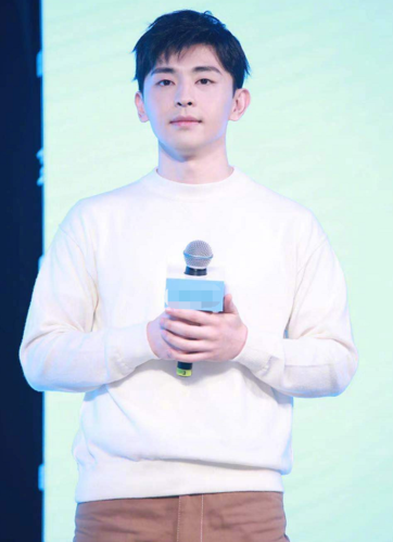 邓伦这是胖了多少?粉丝开美颜都拯救不了腿型,也离不开精修?