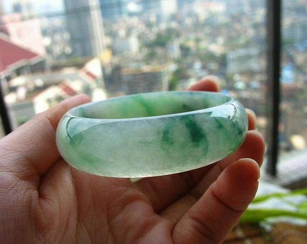 天然翡翠a货光泽强 (免责声明:图文源于网络,侵删) 翡翠b货a货酸蚀纹