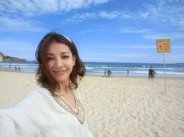 热依扎是一名出生于北京的哈萨克族美女,15岁的热依扎踏入了模特界