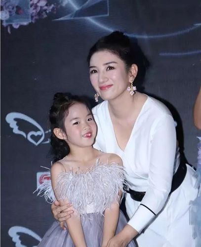 黄奕女儿红唇现身没遗传到妈妈精致五官