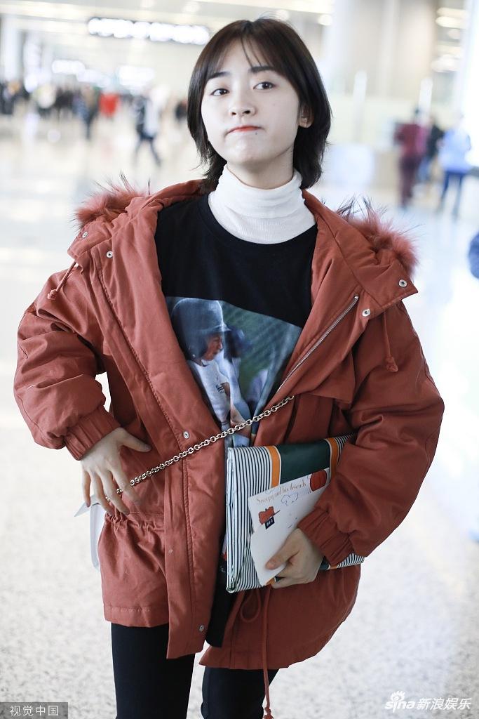 组图:沈月穿焦糖色棉服现身机场 清纯甜笑可人似邻家女孩