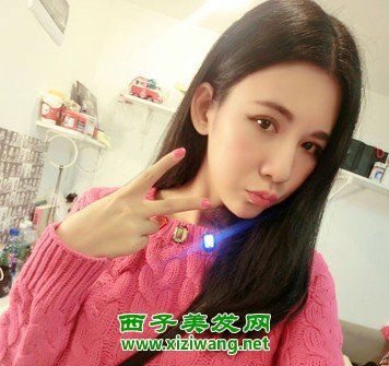 美女中分中长直发发型图片