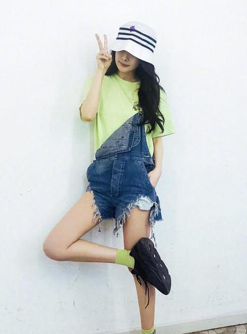 look1: 连衣裙 袜子自从早前杨幂的一身机场毛衣配长筒袜的穿搭火了