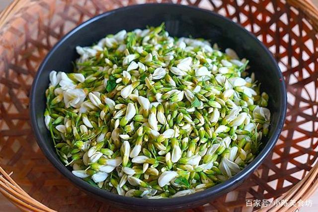 蒸槐花时,不要直接上锅蒸!多加一步,清香鲜嫩,好吃又下饭