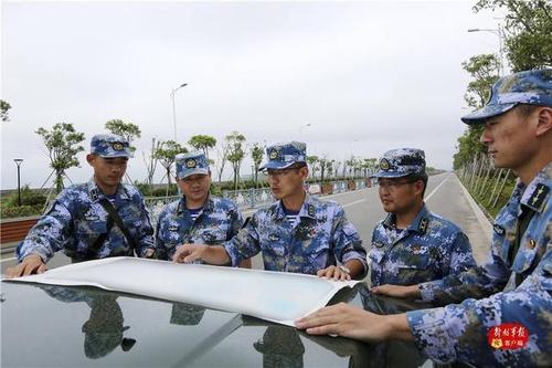 东部战区海军某岸导团穿越毒障机动制胜