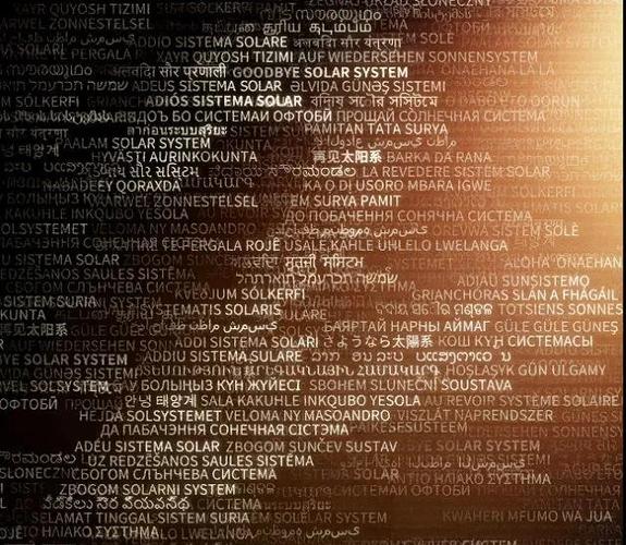 最绝妙的是满版文字设计上,若隐若现了数字"2",与电影主题第