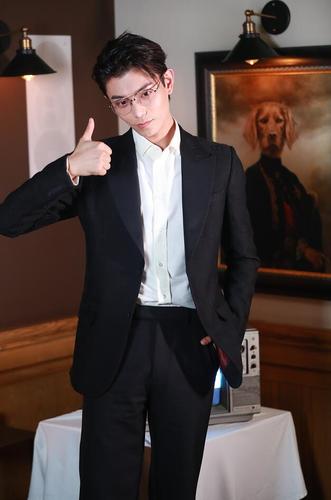 丁禹兮西装金丝边眼镜霸总范足陈立农黄明昊比帅