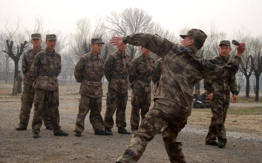 资料图:解放军投弹训练.