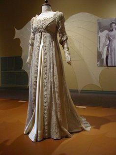 帝政长裙-花瓣网|陪你做生活的设计师 | #古着欣赏#帝政风格长裙.