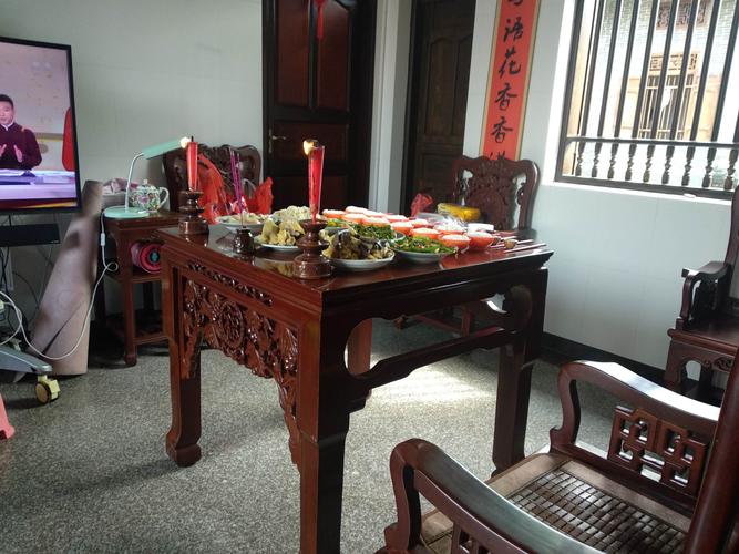 除夕这天早晨, 我们一家相互帮助 ,像往年一样摆起菜品,三茶五酒,红烛