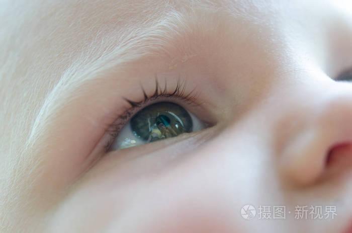 小婴儿正在哭.泪水在她的眼睛特写