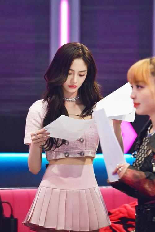 周洁琼舞台上放大招,露腰装配jk裙穿出女友身材,谁看了不心动?