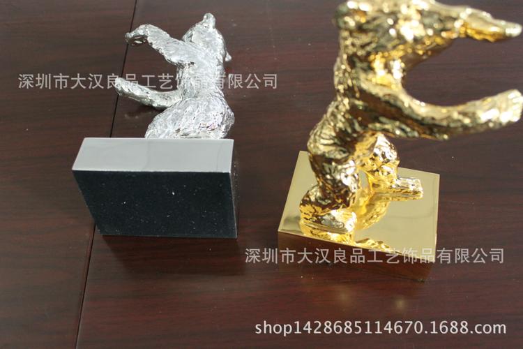 首页 办公 奖励用品 奖杯 >铅锡合金 金熊奖杯 银熊奖杯 红高粱影像奖