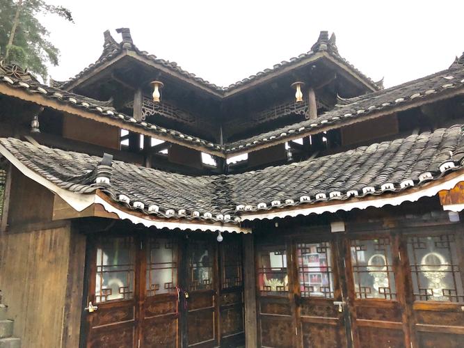 西江千户苗寨的苗族建筑以木质的吊脚楼为主,为穿斗式歇山顶结构.