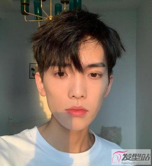 逗号刘海是最近很火的男生刘海款式,额头前的刘海带来出像逗号的造型