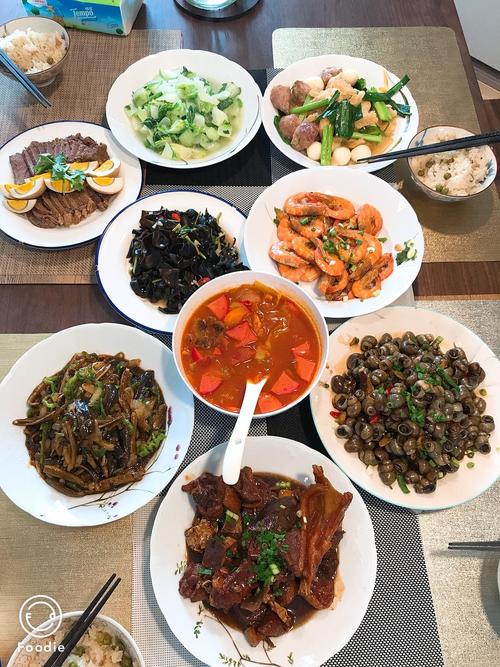 周末朋友来家里做客,做了一桌家常便饭招待,有没.