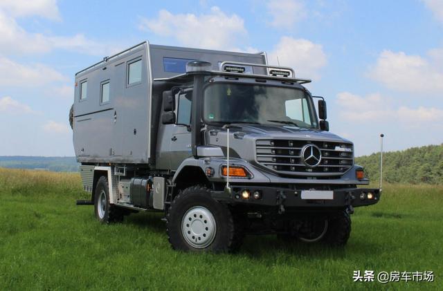 奔驰乌尼莫克4x4越野房车72升六缸柴油机无惧爬坡涉水