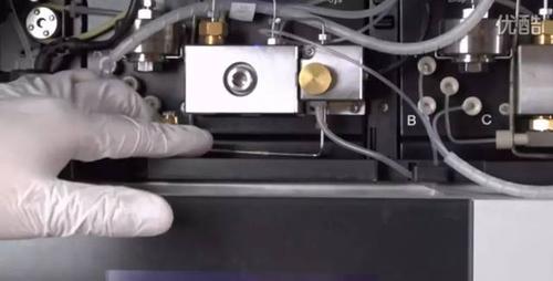 1,卸下与单向阀连接的管路