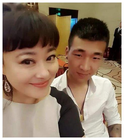 50岁李菁菁高调秀恩爱与小21岁90后老公贴脸合影好似母子同框