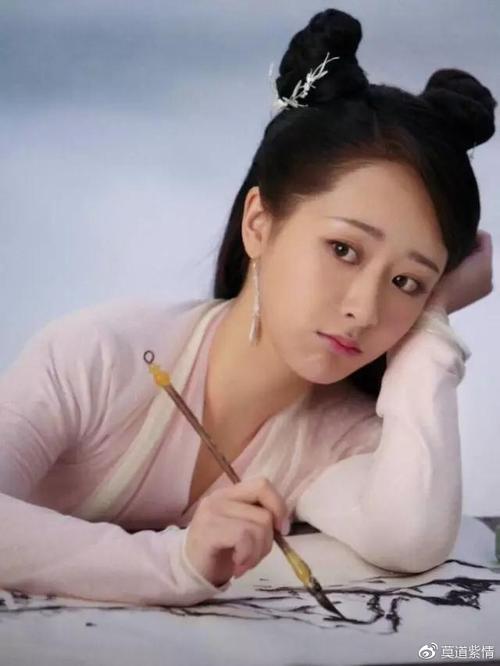 杨紫化身活泼小白蛇,任嘉伦变成高冷药师宫宫上,这部青春神话剧我追