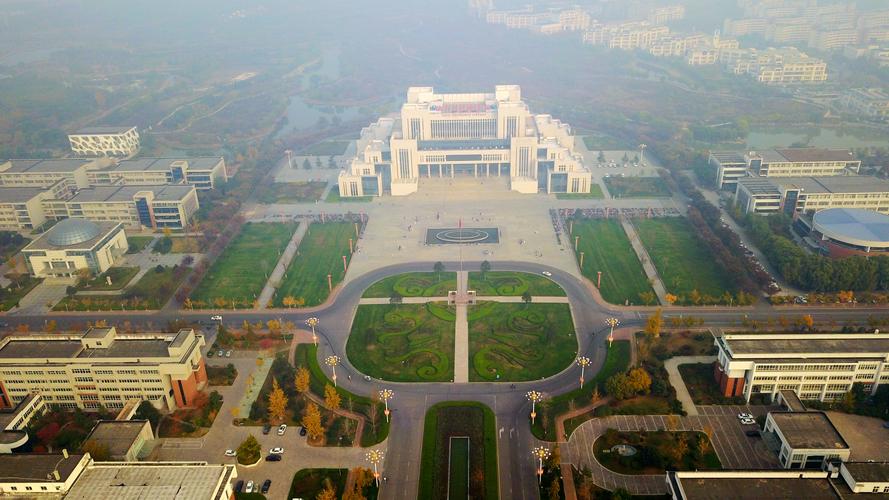 航拍临沂大学全貌,当天雾气很大,能见度不是很好.